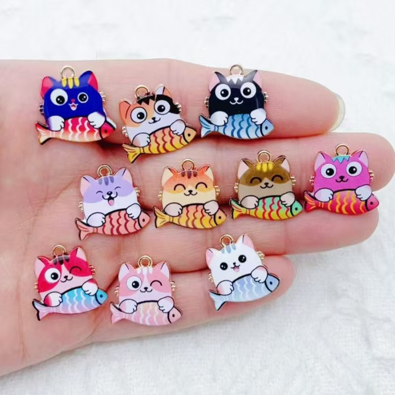 Phone Accessories Are - จี้โลหะผสมลายการ์ตูนแมวน่ารักกินปลา 10 ชิ้น สำหรับงาน DIY อุปกรณ์ตกแต่งโทรศัพท์มือถือ
